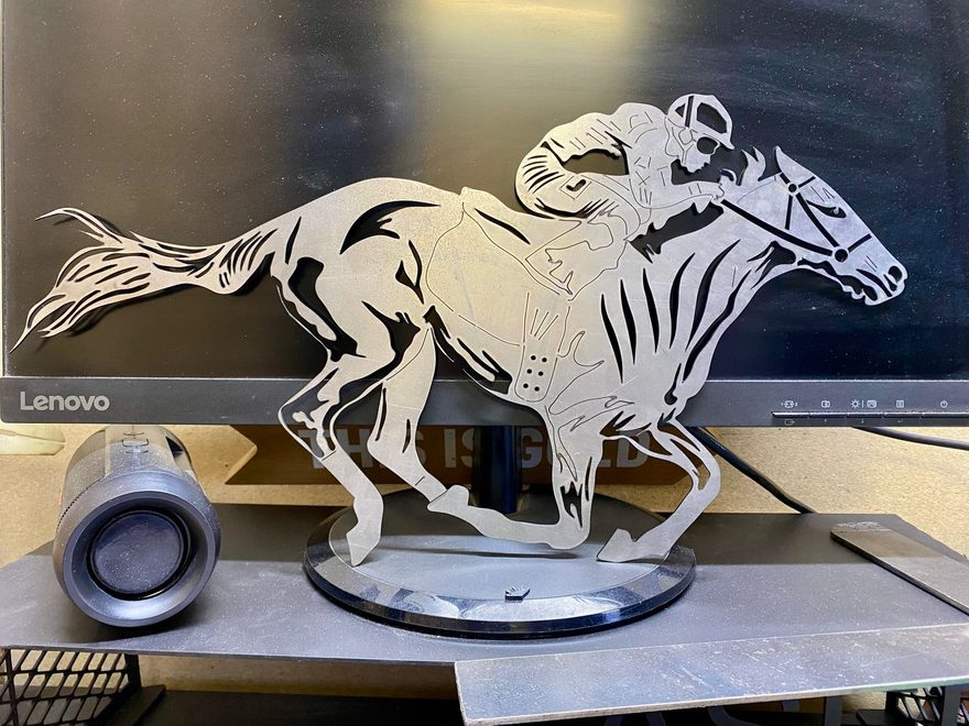 Figura de caballo y jinete cortada en acero