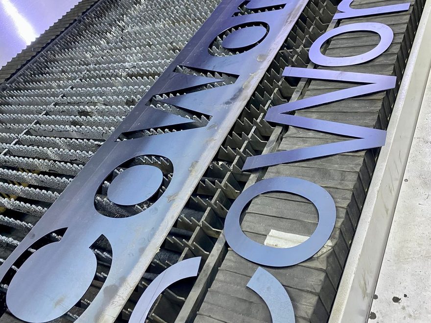 Letras corporativas cortadas en acero