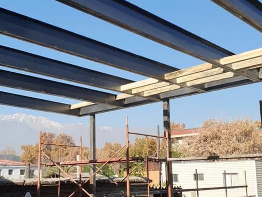 Pérgola metálica en terraza