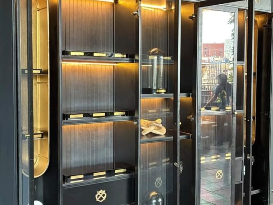 Vitrina metálica con iluminación para local comercial