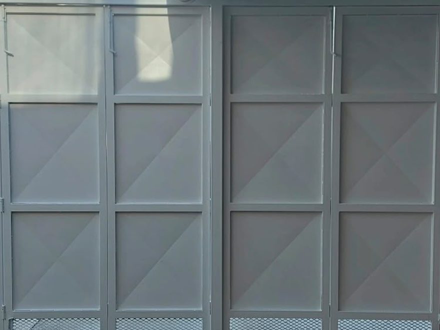 Detalle de portón con paneles geométricos